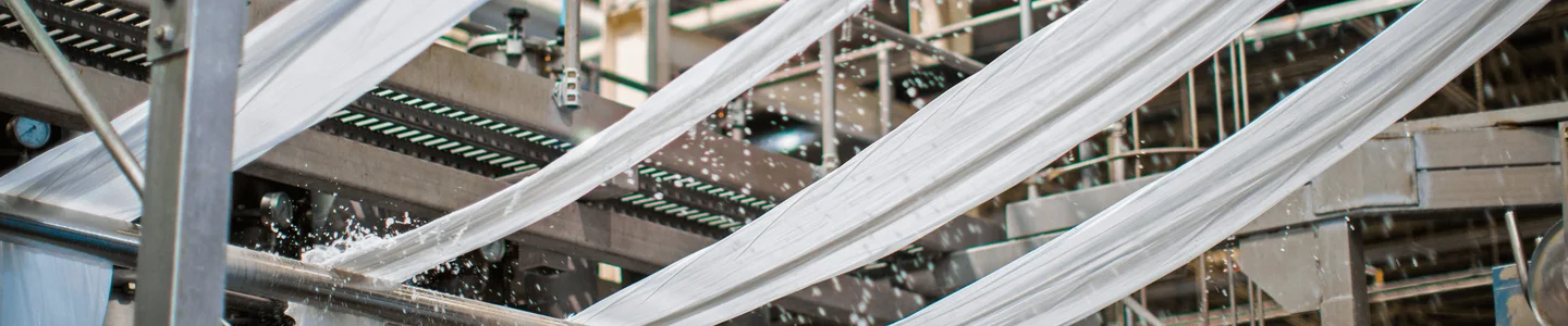 Gros plan sur le tissu blanc de Gildan dans l'usine textile.