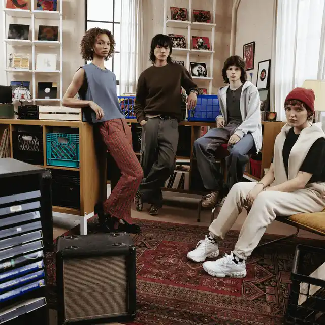 4 amigos están en un apartamento vestidos con American Apparel.