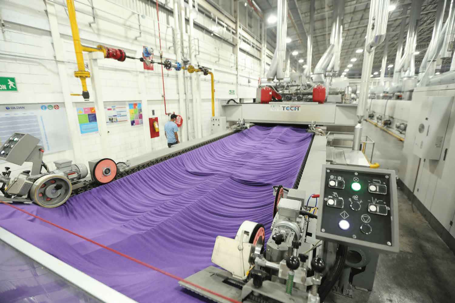L’une des installations textiles de Gildan où le tissu est séché avant d’être envoyé à la coupe.