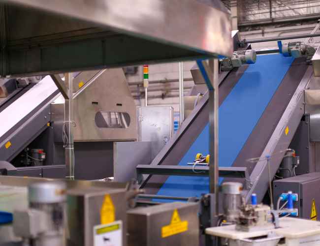 Le tissu blanc est séché dans l'usine textile du Honduras.