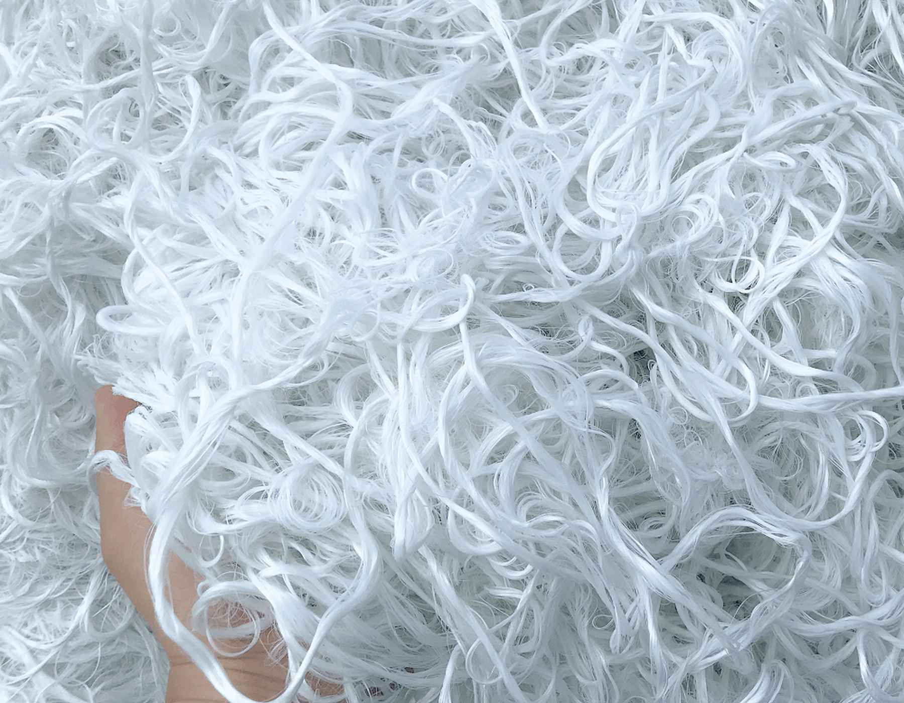 Brins de polyester recyclé dans un tas.