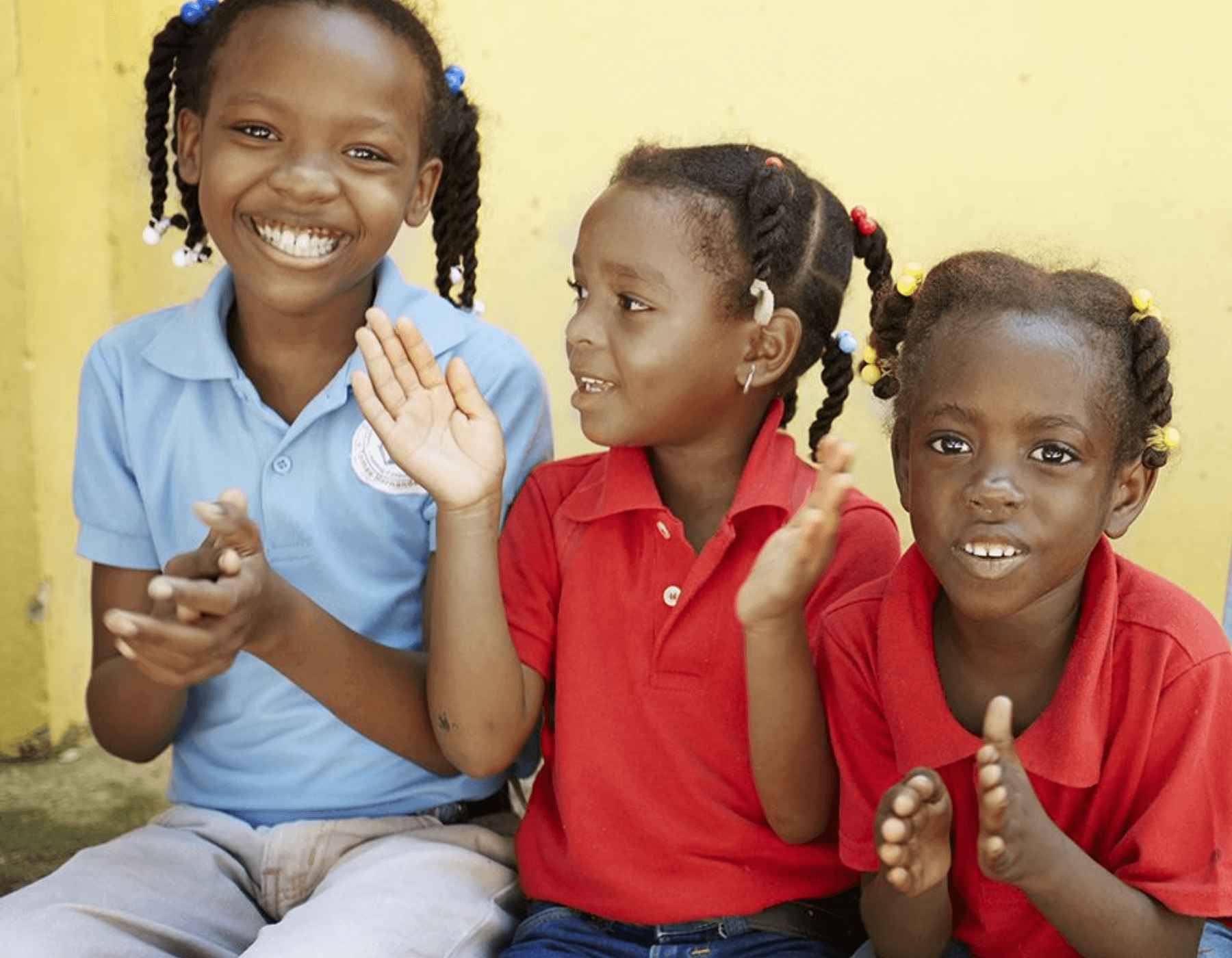 3 niños están participando en la iniciativa de inversión comunitaria en la República Dominicana.