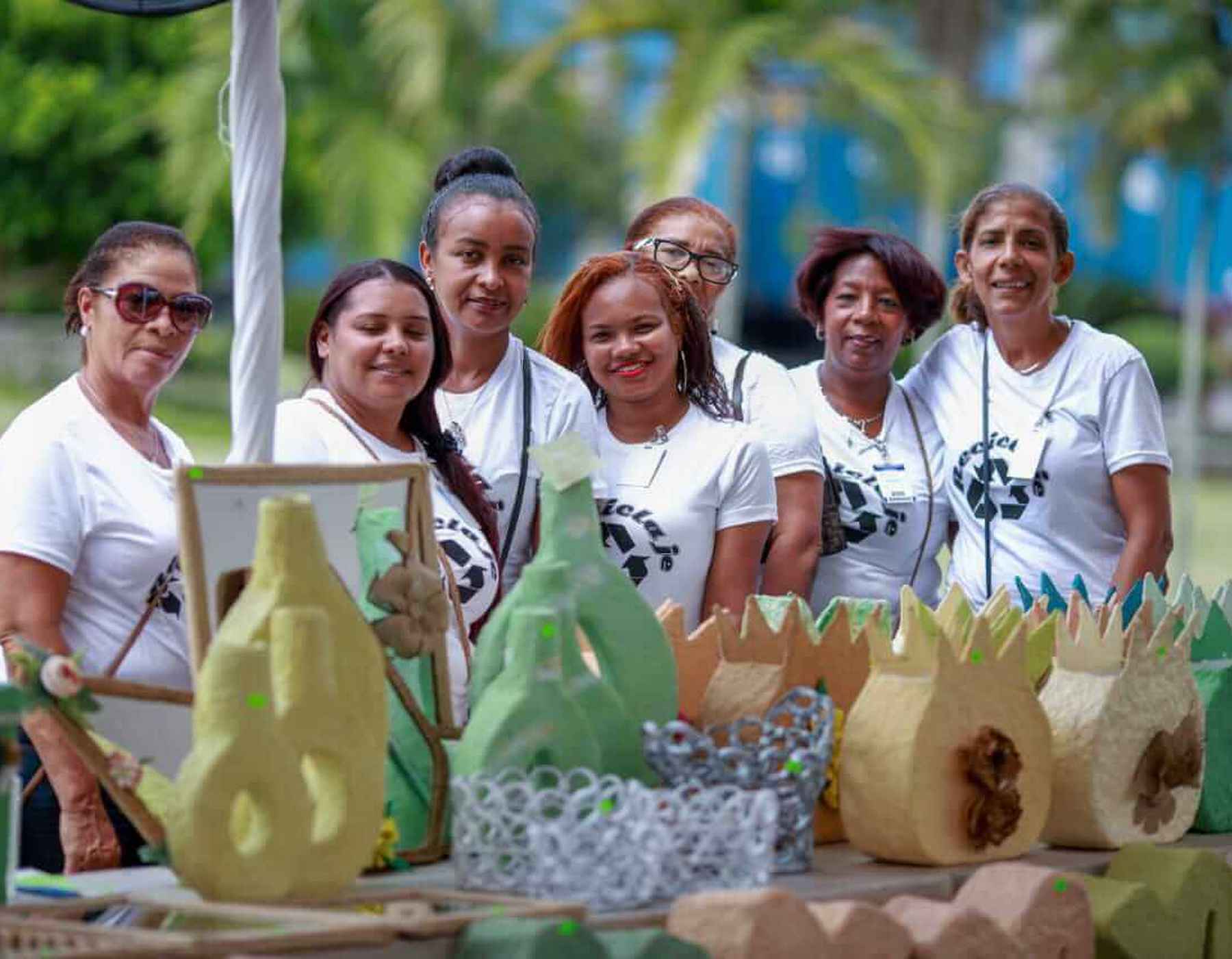 Un grupo de empleadas sonríen en Gildan's Craft Fair en la República Dominicana.