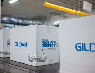 Una cadena de montaje de cajas Gildan en el Centro de Distribución de Charleston.