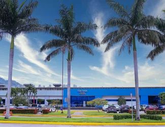 Una imagen de cerca de una de las instalaciones de Gildan en Río Nance, Honduras, con palmeras en la