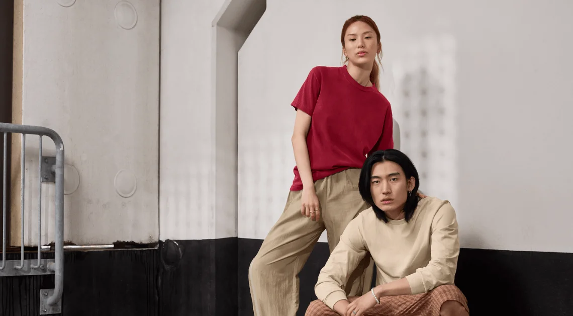 Dos modelos vistiendo ropa American Apparel