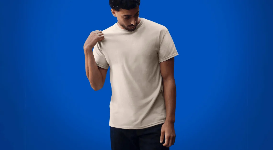 Mannequin portant un t-shirt blanc Gildan 2000, debout sur un fond bleu