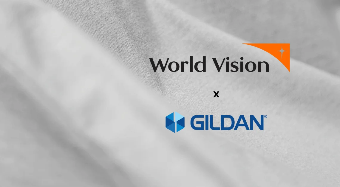 Logotipos de Gildan y World Vision sobre un fondo de tela gris